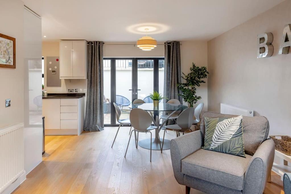 Fantastic 3-Bed House With Parking Villa Bath Buitenkant foto